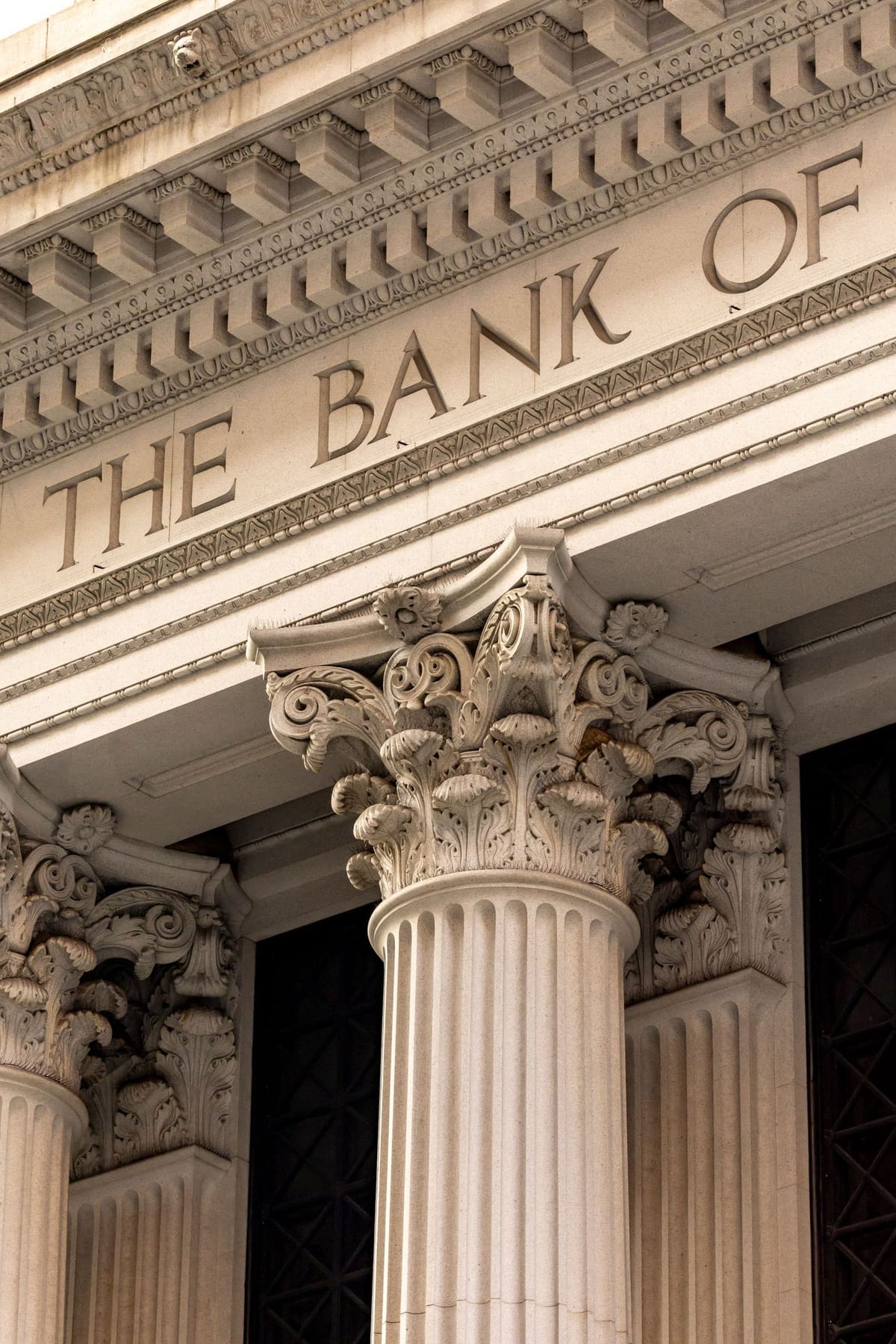 Fachada de pedra de um banco, com colunas clássicas e a inscrição «Bank»